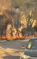 Imagem ilustrativa da imagem Guerra no Rio: Avenida Brasil fechada