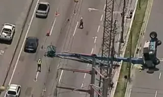 Imagem ilustrativa da imagem Guindaste tomba e deixa ferido na Dutra