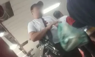 Imagem ilustrativa da imagem Homem faz compras em supermercado armado com um fuzil; vídeo