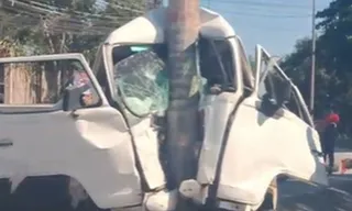 Imagem ilustrativa da imagem Homem morre após kombi bater em poste na Zona Oeste