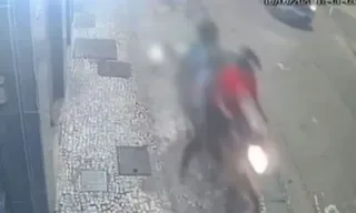Imagem ilustrativa da imagem Idosa e cachorros são arrastados por moto em assalto no Rio; vídeo