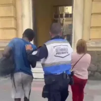 Imagem ilustrativa da imagem Idosa presa após comprar corrimão furtado em Niterói