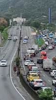 Imagem ilustrativa da imagem Idoso morre atropelado e trânsito é fechado na RJ-104, em SG