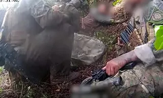 Imagem ilustrativa da imagem Imagens revelam policial ferido sendo resgatado na megaoperação