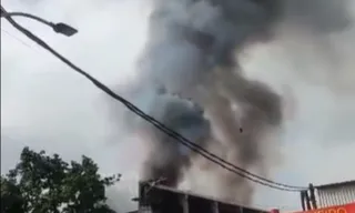 Imagem ilustrativa da imagem Incêndio atinge galpão na Baixada Fluminense; vídeo