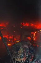 Imagem ilustrativa da imagem Incêndio atinge galpões de escolas de samba no Rio; vídeo