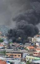 Imagem ilustrativa da imagem Incêndio de grandes proporções em centro de reciclagem de São Gonçalo
