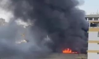Imagem ilustrativa da imagem Incêndio destrói loja O Amigão; bombeiros no local