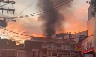 Imagem ilustrativa da imagem Incêndio destrói prédio comercial na Baixada Fluminense; vídeo