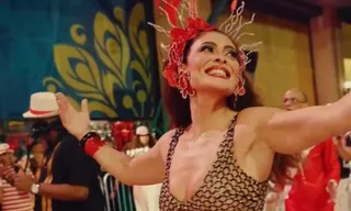 Imagem ilustrativa da imagem Juliana Paes brilha com a Viradouro em minidesfile no Rio