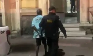 Imagem ilustrativa da imagem Ladrão cheio de furtos nas costas invade casa e é preso em Niterói