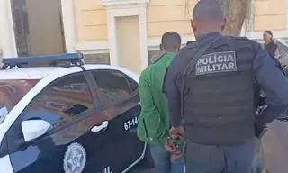 Imagem ilustrativa da imagem Ladrão com ficha corrida é preso ao invadir casa em Niterói