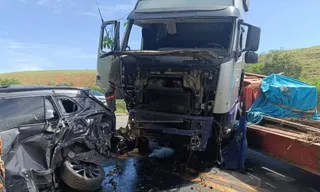 Imagem ilustrativa da imagem Mãe e filho morrem em acidente entre carro e carreta