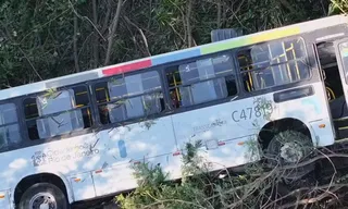 Imagem ilustrativa da imagem Mais de 30 pessoas ficam feridas em ônibus que tombou no Rio