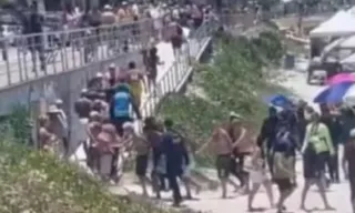 Imagem ilustrativa da imagem Mais de dez detidos com drogas em praia de Cabo Frio; vídeo