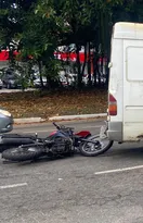 Imagem ilustrativa da imagem Motociclista é arremessado em colisão com carro e van em Niterói