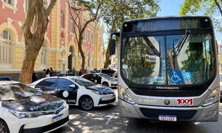 Imagem ilustrativa da imagem Motociclista fica ferido em acidente com ônibus em Niterói