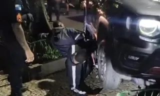 Imagem ilustrativa da imagem Motorista reage a tentativa de assalto e atropela ladrões no Rio