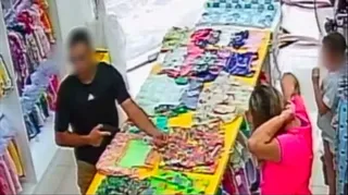 Imagem ilustrativa da imagem Mulher é rendida por ladrão armado na frente da filha