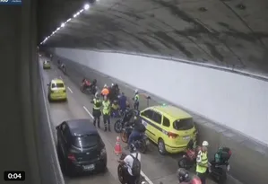 Imagem ilustrativa da imagem Mulher fica ferida em acidente no túnel Santa Bárbara