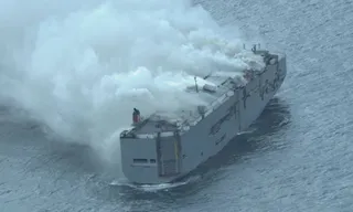 Imagem ilustrativa da imagem Navio que transportava carros elétricos pega fogo no mar