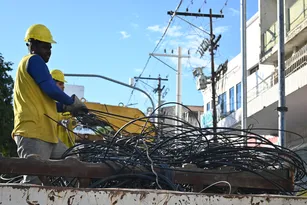 Imagem ilustrativa da imagem Niterói retira 50 toneladas de fios abandonados em postes