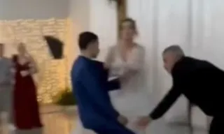 Imagem ilustrativa da imagem Noivo desmaia no altar após amada entrar na igreja; vídeo