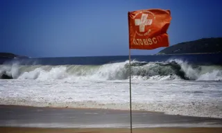 Imagem ilustrativa da imagem Ondas de até 2,5 metros mudam rotina em praia de Niterói