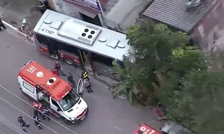 Imagem ilustrativa da imagem Ônibus bate em poste e deixa oito pessoas feridas