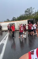 Imagem ilustrativa da imagem Ônibus com torcedores do Flamengo tomba e deixa feridos; vídeo