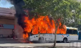 Imagem ilustrativa da imagem Ônibus em chamas complica trânsito em estrada do Rio