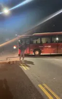 Imagem ilustrativa da imagem Ônibus são retirados da pista após troca de tiros em Niterói; vídeo
