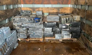 Imagem ilustrativa da imagem PF descobre uma tonelada de maconha em carga de água no Rio