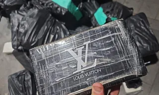 Imagem ilustrativa da imagem PRF apreende 800 kg de cocaína na Baixada; tinha até embalagem 'de grife'