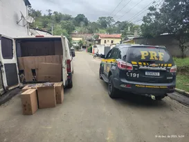 Imagem ilustrativa da imagem PRF encontra mais de 50 mil maços de cigarros irregulares em van