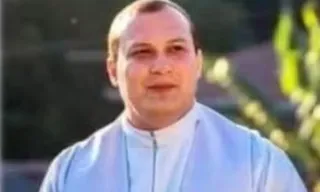Imagem ilustrativa da imagem Padre bêbado é detido após quebrar garrafas, xingar e ameaçar frentistas