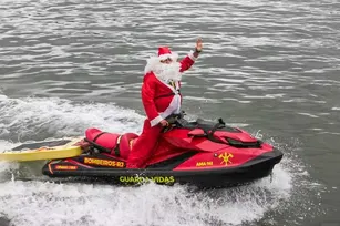 Imagem ilustrativa da imagem Papai Noel chega de moto aquática e surpreende crianças no Rio