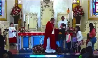 Imagem ilustrativa da imagem Pedido de criança em missa faz fiéis caírem na risada; vídeo