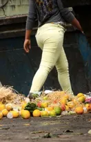 Imagem ilustrativa da imagem Pessoas brigam por comida que iria para o lixo em São Gonçalo; vídeo