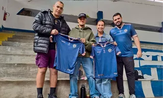 Imagem ilustrativa da imagem Philippe Coutinho visita clube de Niterói e posa com camisa