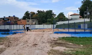 Imagem ilustrativa da imagem Piscina aterrada e árvores decepadas em escola de São Gonçalo; vídeo