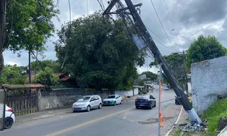 Imagem ilustrativa da imagem Poste ameaça cair após acidente com carro em Niterói