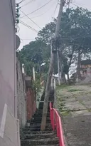 Imagem ilustrativa da imagem Poste ameaça casas em bairro de Niterói