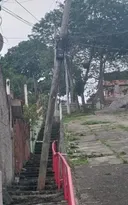 Imagem ilustrativa da imagem Prefeitura notifica Enel sobre poste caindo em Niterói