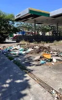 Imagem ilustrativa da imagem Prefeitura notifica posto abandonado por lixo acumulado em Niterói