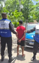 Imagem ilustrativa da imagem Preso usando lança metálica contra viatura da PM em Niterói