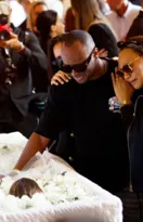 Imagem ilustrativa da imagem Preta Gil recebe despedida comovente no Rio cercada de fãs e artistas