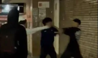 Imagem ilustrativa da imagem Professor e aluno trocam socos na rua após bate-boca em sala de aula