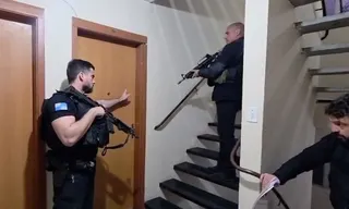 Imagem ilustrativa da imagem Quadrilha do Rio que fraudava bancos acorda com polícia na porta; vídeo