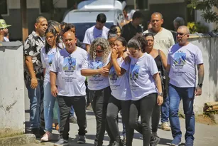 Imagem ilustrativa da imagem 'Quem colocou ele ali vai pagar', diz pai no adeus ao jovem que levou ácido na veia